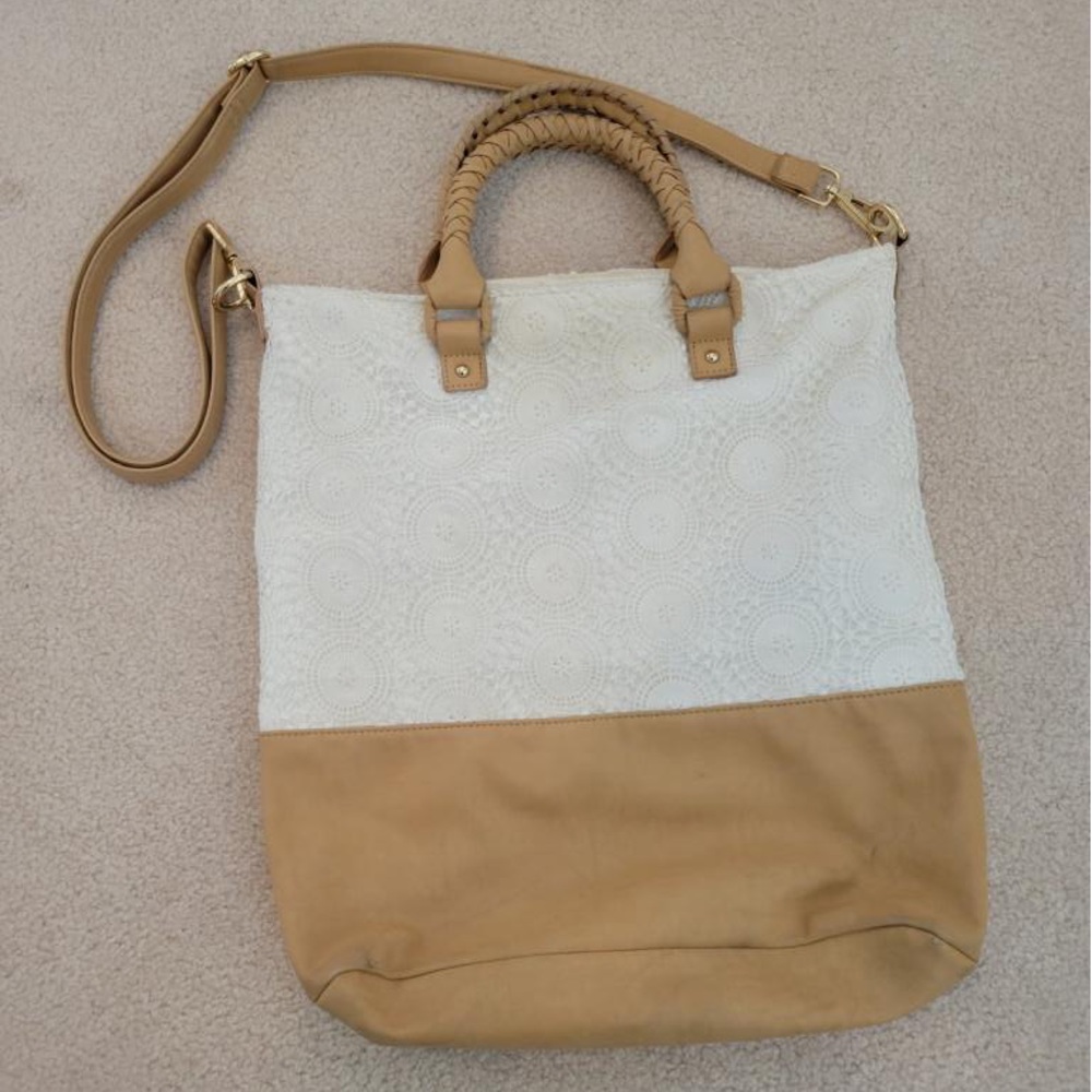 This bag is a MUST! Perfect the perfect bag for summer coming up!!